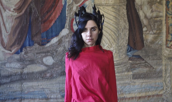 PJ HARVEY DESVENDA NOVAS CANÇÕES