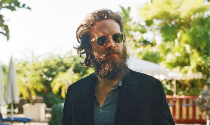FATHER JOHN MISTY REGRESSA EM ABRIL (VIDEO)