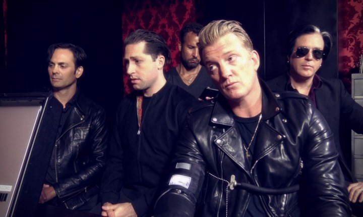 QOTSA: VILLAINS CHEGA EM AGOSTO (VÍDEO)