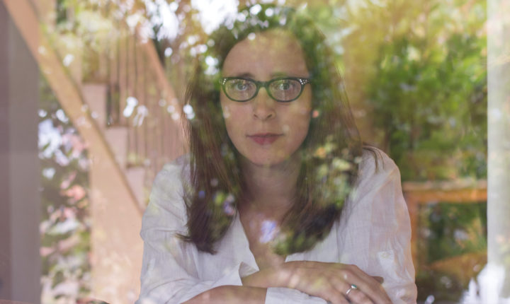 LAURA VEIRS DE REGRESSO