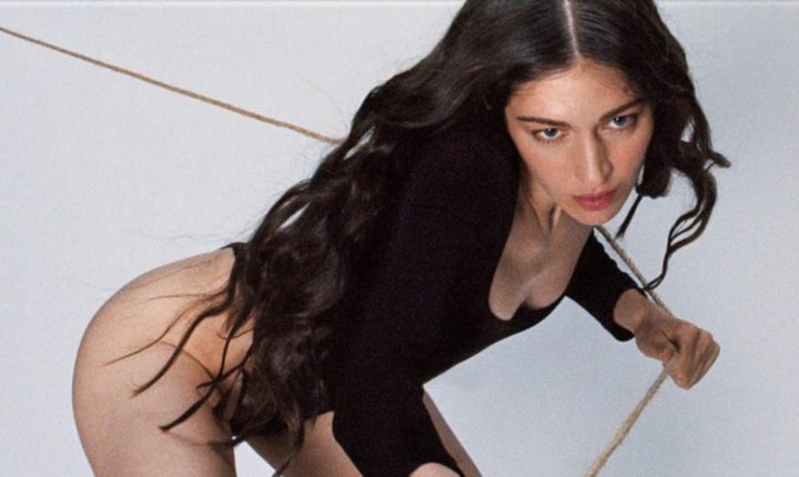 CAROLINE POLACHEK: PANG CHEGA NO PRÓXIMO MÊS