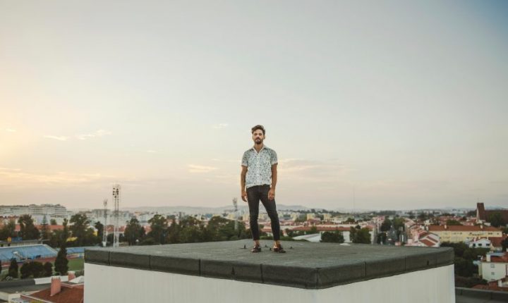 HÉLIO MORAIS ESTREIA-SE A SOLO