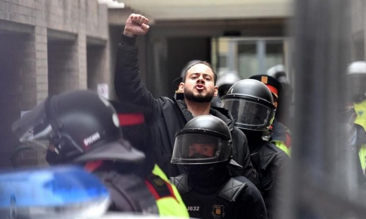 Polícia catalã entra em Universidade para prender rapper