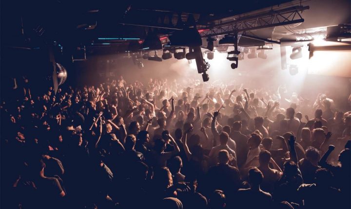 Reino Unido: Boris discute reabertura de discotecas